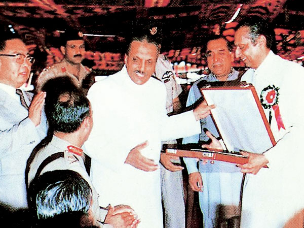 The Former President of Pakistan, Zia-ul-Haq presents the awarded to NCC.