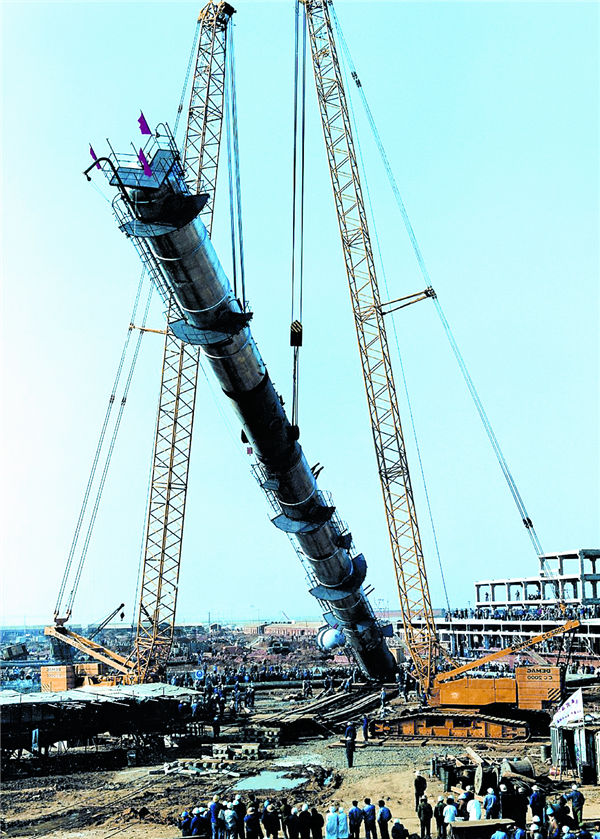 Large Equipment First Lift by Two Crane in China