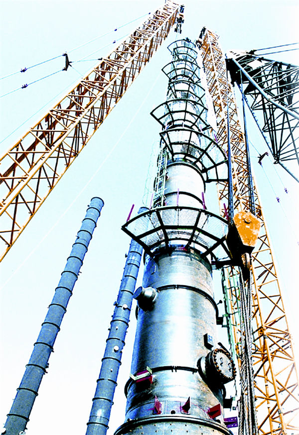 It is unprecedented in China that two 500t struck cranes lifted a washing tower meanwhile one 300t c